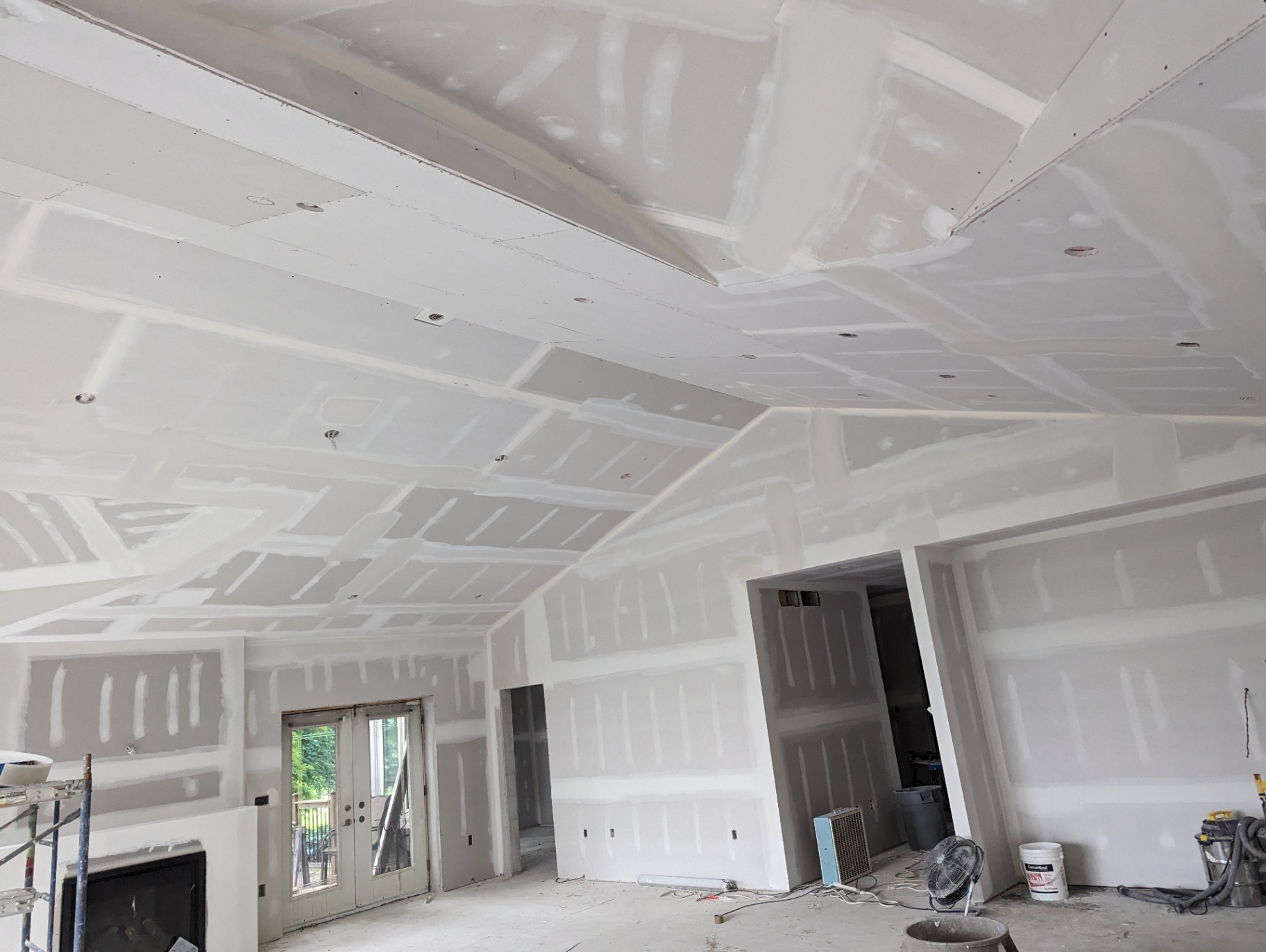 Great room with vaulted ceiling — Niagara Region